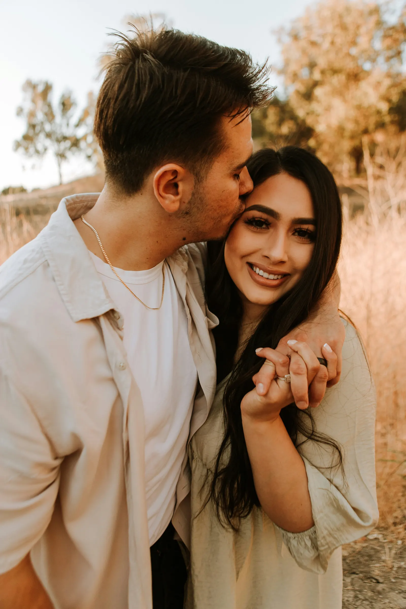 Pareja abrazándose al atardecer